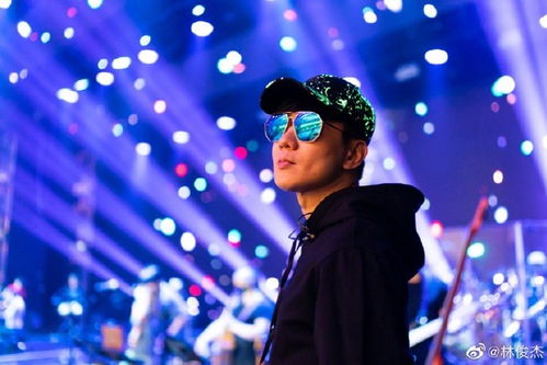 歌手在录音室认真工作的画面