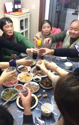 一家人围坐在简陋餐桌前吃饭