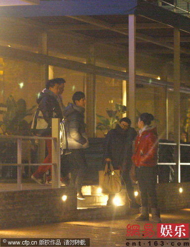 夜晚餐厅里的两人对坐