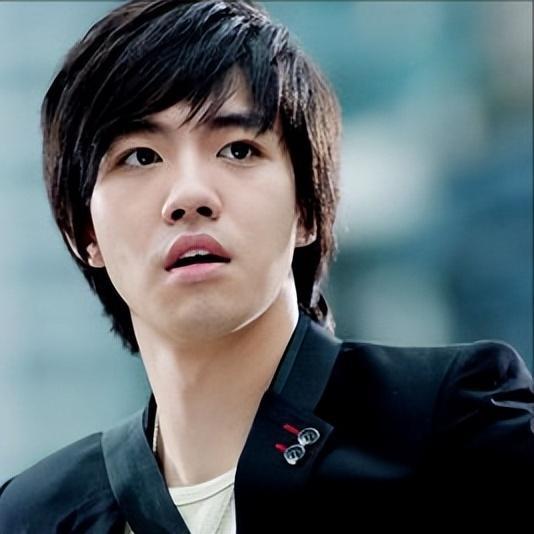 俞灏明与王晓晨情人节晒疑似登记照