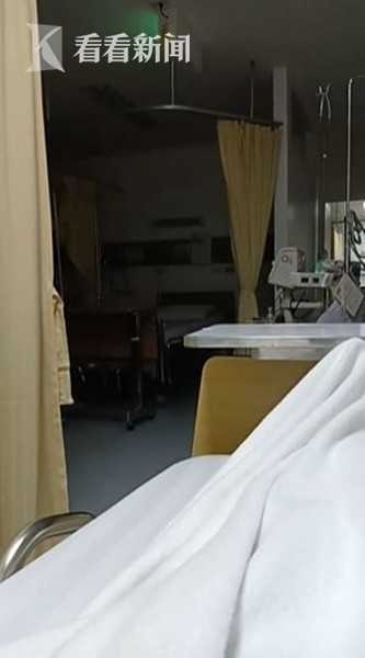 医院病房内女子侧脸照片