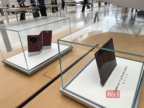 华为线下门店顾客咨询折叠屏手机场景图