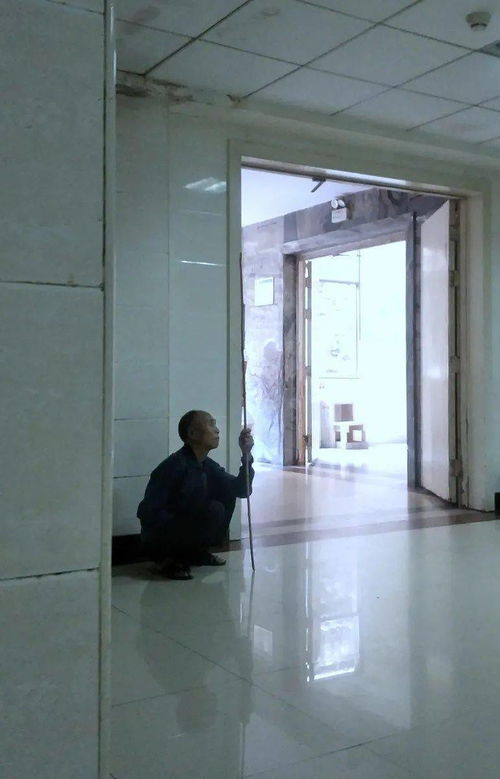 男子返乡照顾病重父亲被辞退 法院判决引发热议