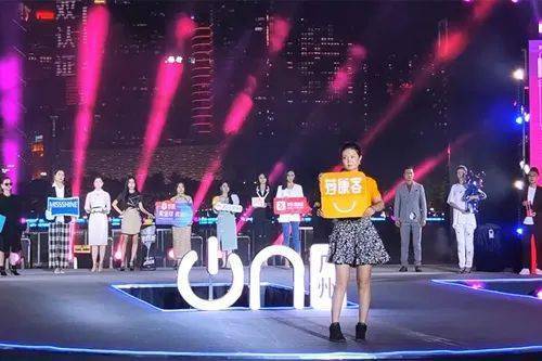 电商主播在直播间推荐新鲜西瓜