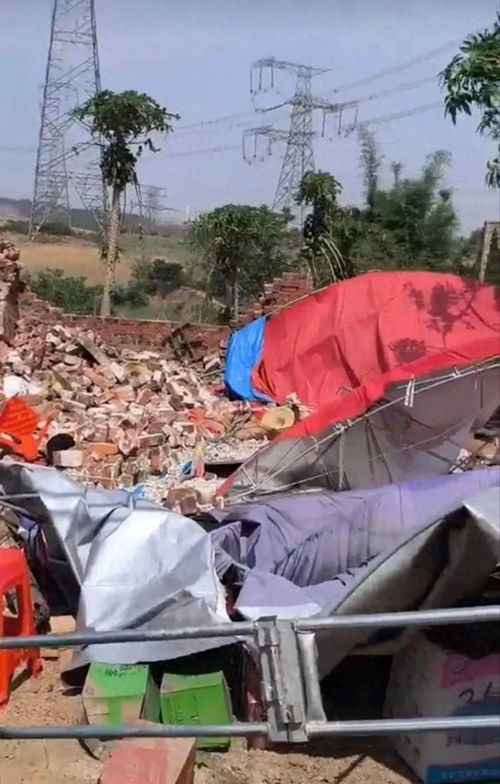 强风天气下倒塌的墙体