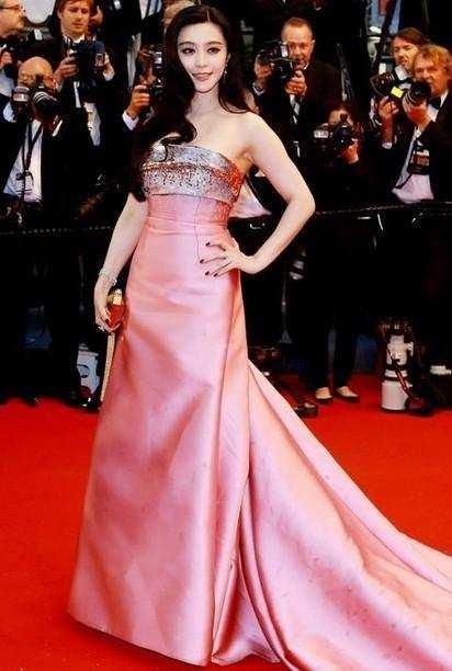 高圆圆在戛纳红毯上与其他女星合影