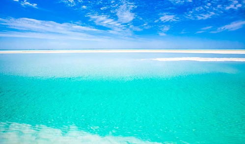 夕阳下的东台吉乃尔湖景色壮丽