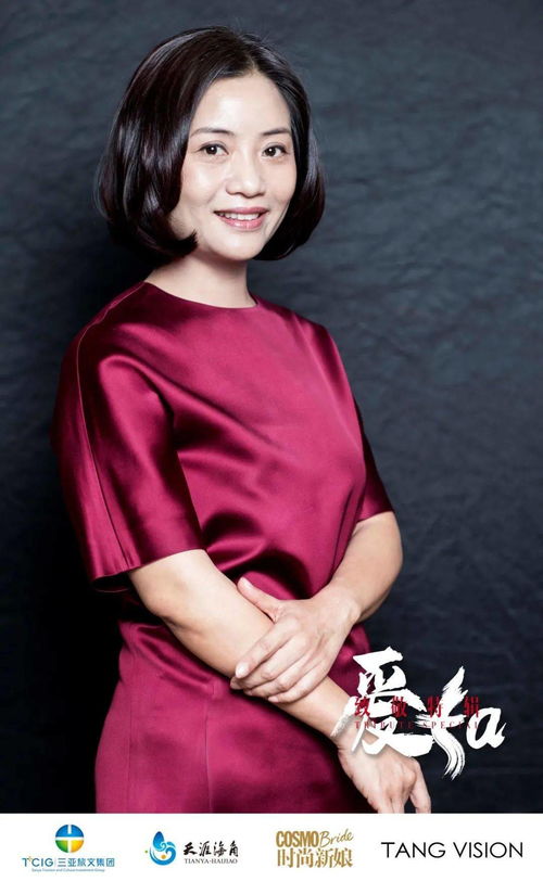 郭培在工作室内检查婚纱细节