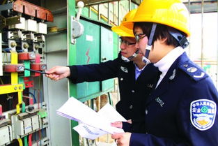 建筑工地上的安全员正在检查防护设施