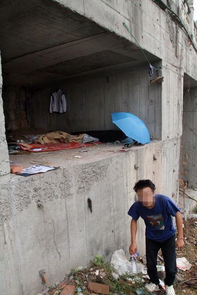 桥洞下的简陋生活场景