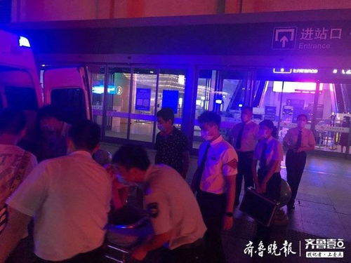 高铁站工作人员协助处理突发事件