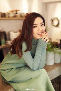 王晓晨甜蜜笑容面对镜头拍照