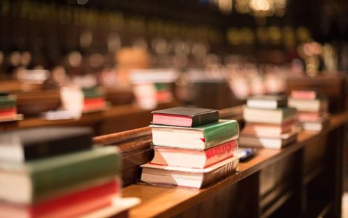 年轻人读书场景