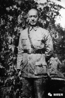 张自忠将军雕像前敬献花篮