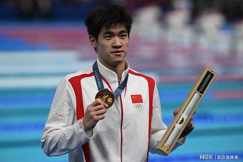 孙杨和潘展乐在训练馆内认真训练