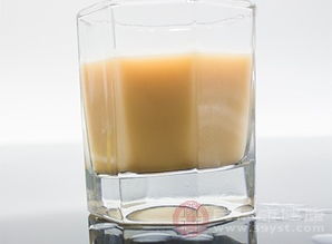 学生喝奶茶放松