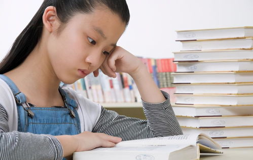 小学生认真读书并指出错误