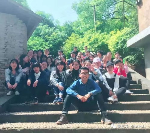 学生在课堂上认真听讲并做笔记