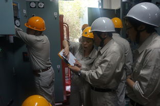 消防员正在检查工厂电气线路安全