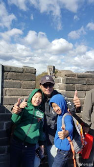 父子并肩站立合影