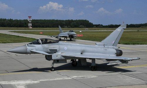 歼10C战机与巴基斯坦国旗同框