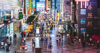 成都春熙路巨型3D蛇引热议，逼真到吓坏路人？背后真相竟出乎意料！