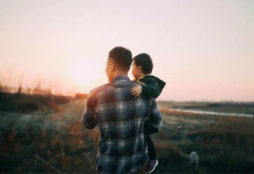 一位父亲抱着孩子微笑