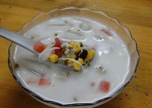 手持清补凉与小米产品合影的场景