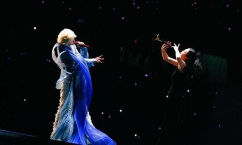 国风歌手在黄山表演