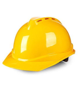 一位建筑安全员手持安全帽站在阳光下自信微笑