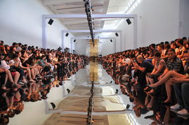 GUCCI时装秀现场观众互动场景