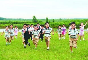 孩子们在草地上玩耍的抓拍瞬间