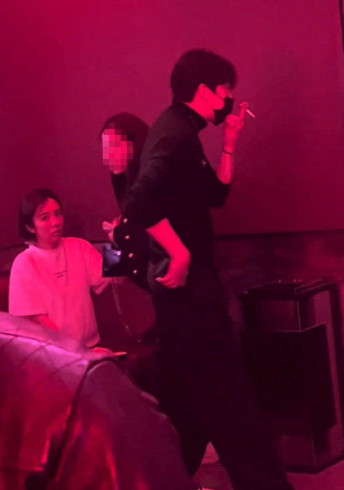 俞灏明与王晓晨在成都酒吧约会照片