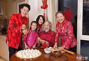 孩子们围坐在一起开心吃饭