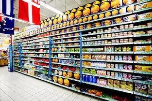 超市货架上各种预包装食品的陈列