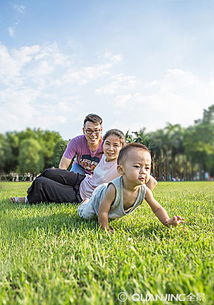 一家三口在公园草地上玩耍