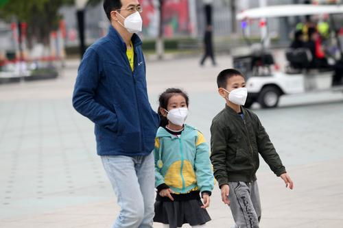 市民佩戴口罩出行