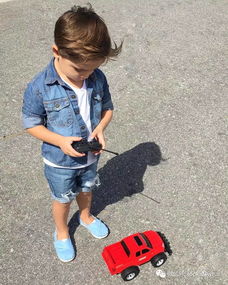 父子俩穿着协调的T恤和短裤在户外拍摄