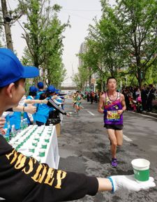 志愿者为选手递水