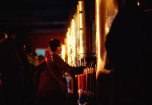 色达佛学院晨曦中的红房子