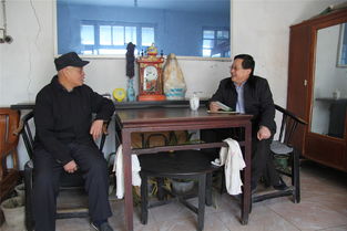 被裁员工与家人在家中交谈的照片