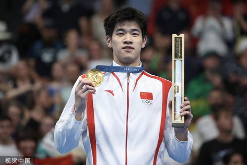 潘展乐冲线瞬间