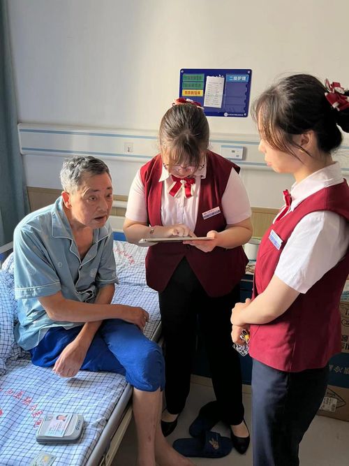 银行员工为客户办理上门服务