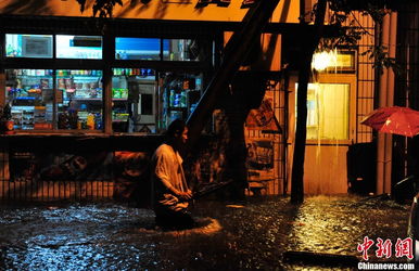 华北地区炎热的街道和行人打伞避暑