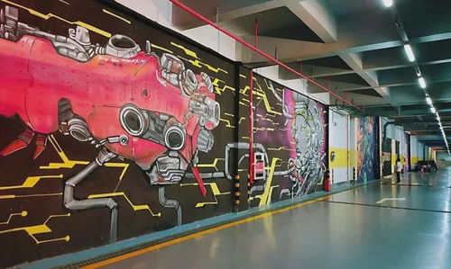 观众在互动涂鸦墙前开心地创作并合影留念