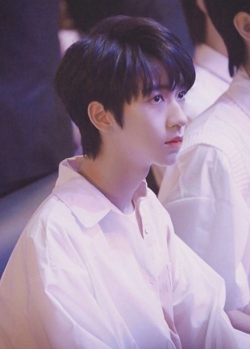 贺峻霖与队友庆祝胜利瞬间