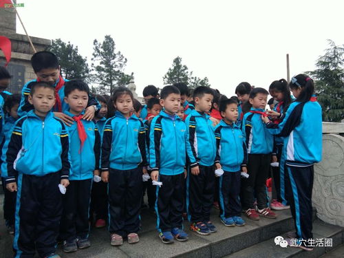 学生与病床上男孩合影