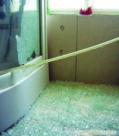 高空玻璃自爆伤人事件引热议，谁该负责？