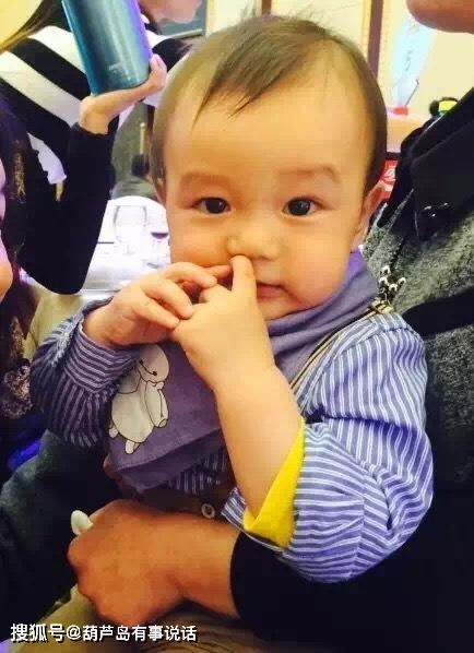 乐乐一家三口合影