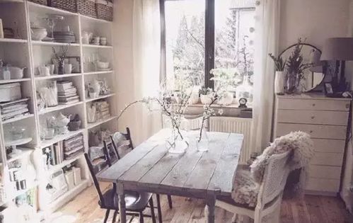 一家人围坐在客厅聊天的温馨画面